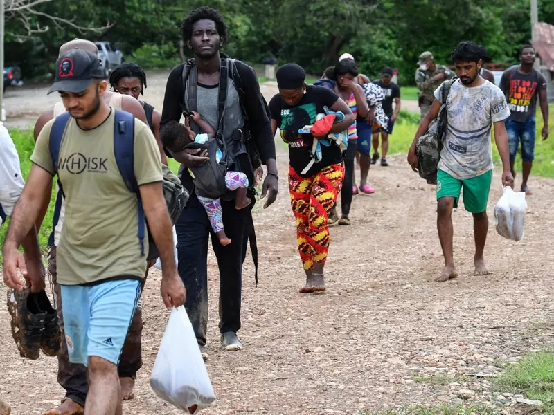 Migrantes pasan por la selva del Darién hacia Panamá