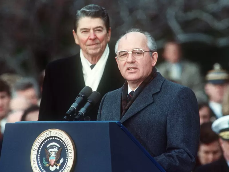 Ronald Reagan y Mijail Gorbachov en 1987