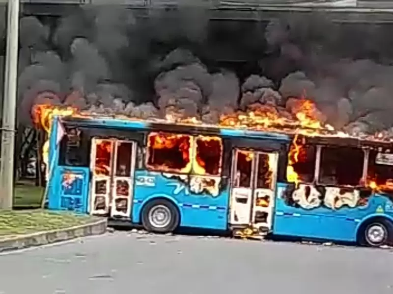 Bus MIO incinerado