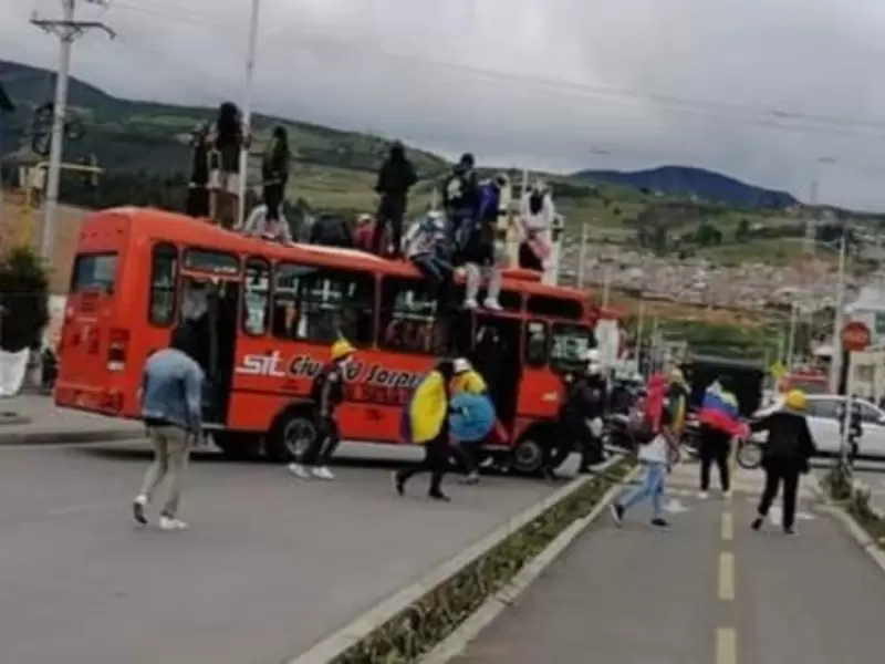Este es uno de los buses incinerados en Pasto
