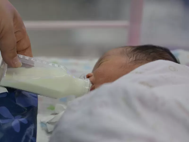 Bebé es salvado por su mamá en China de morir