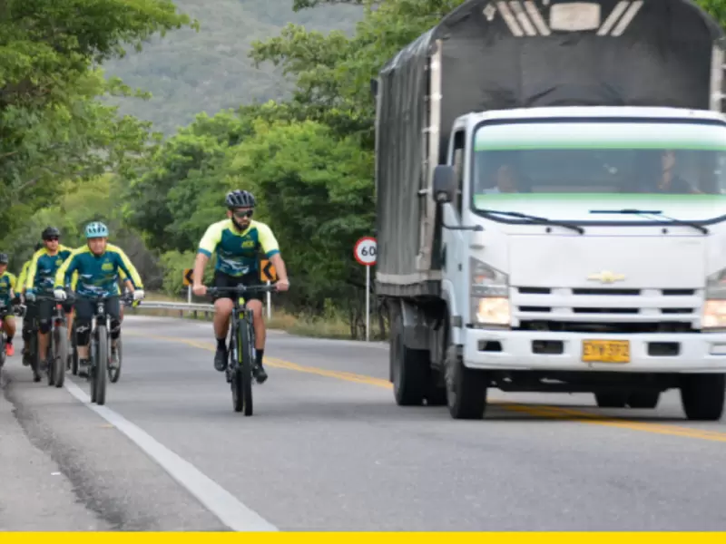 Ciclista y camiones Ciclista y camiones