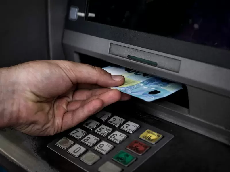 Cajero electrónico dispensa euros