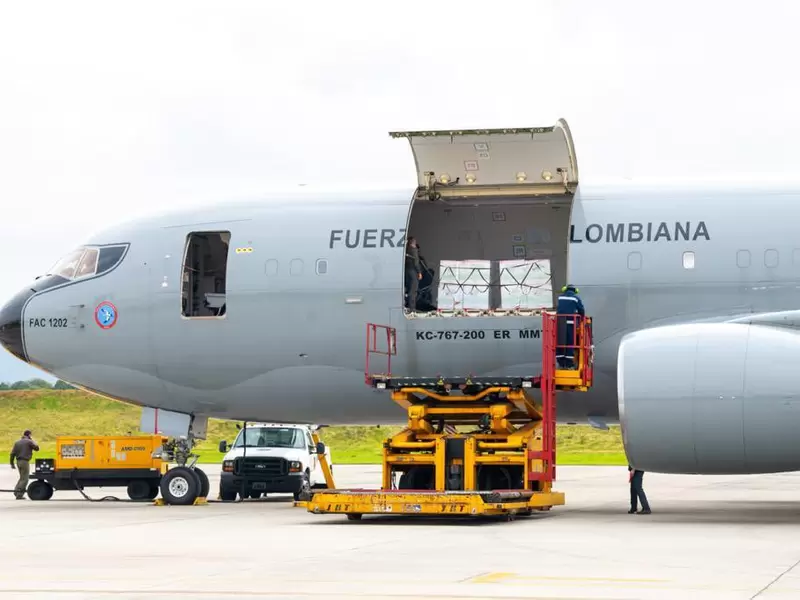 Avión de la Fuerza Aérea Colombiana con las vacunas de Janssen.