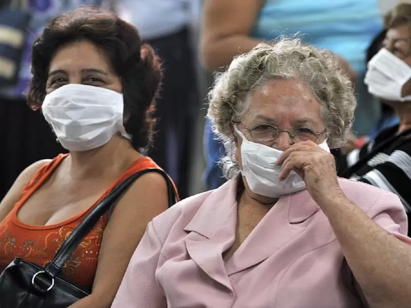 Pacientes esperan atención.