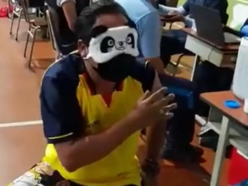 Joven con antifaz de panda