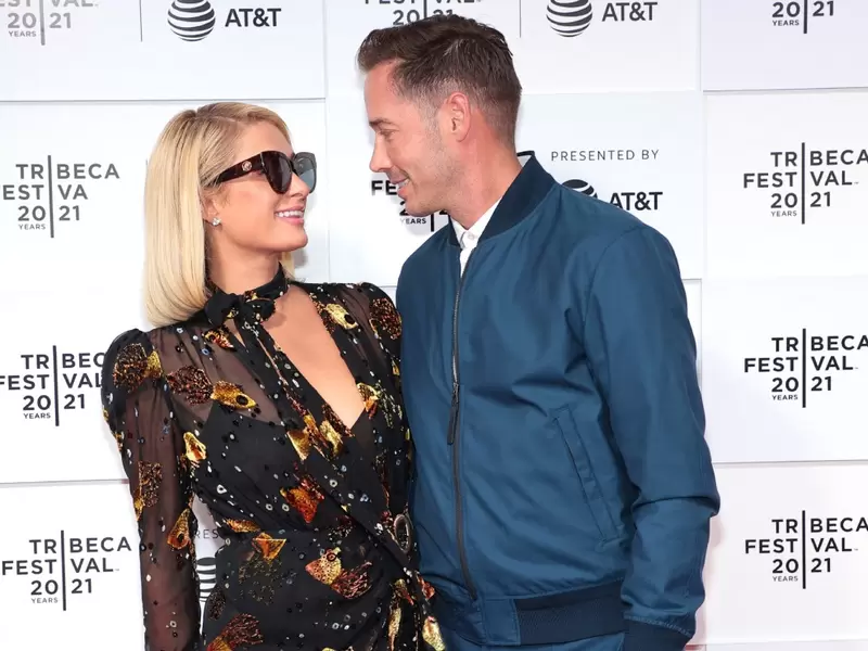 Paris Hilton y Carter Reum están comprometidos.