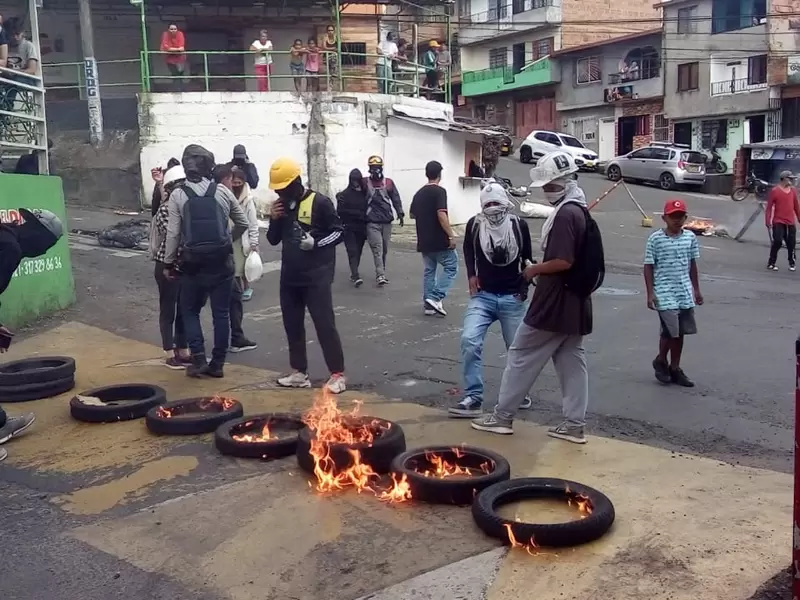 Protesta a las afueras del centro infantil en Medellín.