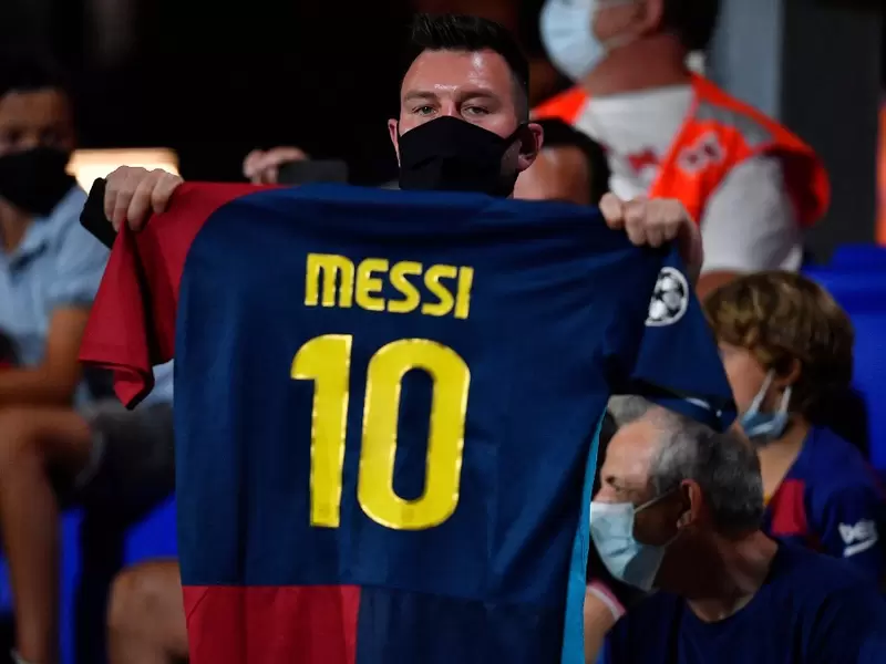 Messi se va de Barcelona y los hinchas lo ovacionan Messi se va de Barcelona y los hinchas lo ovacionan
