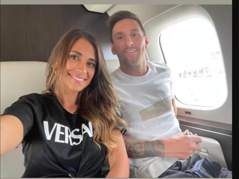 Lionel Messi y su esposa viajando a París
