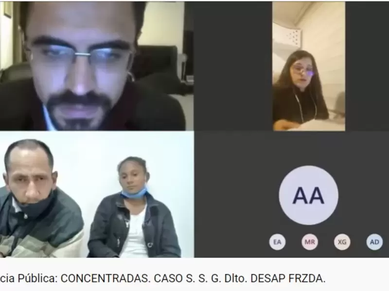 Fotografía de la audiencia en la que aparecen Nilson Díaz y Carolina Galván, investigados por la desaparición de Sara Sofía Galván