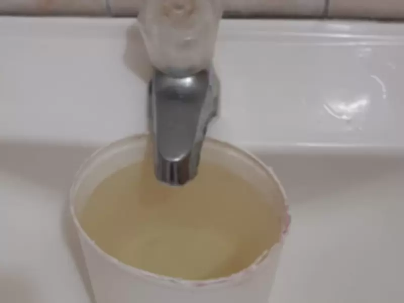 Cambios de color en agua.