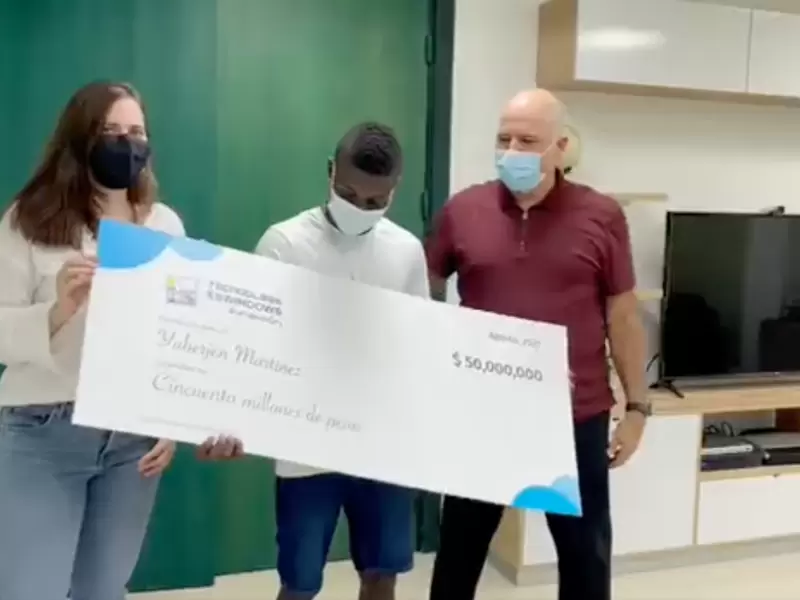 Yuberjen Martínez recibiendo cheque