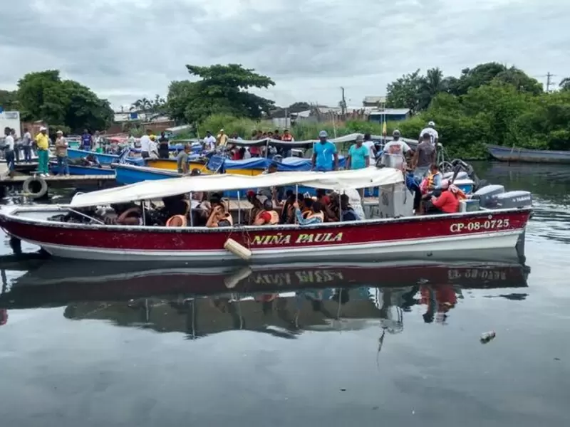 En estas embarcaciones llegan los migrantes a Capurganá, Chocó