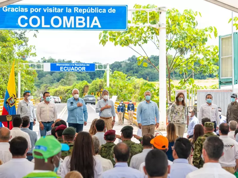 Presidentes de Colombia y Ecuador en la frontera común