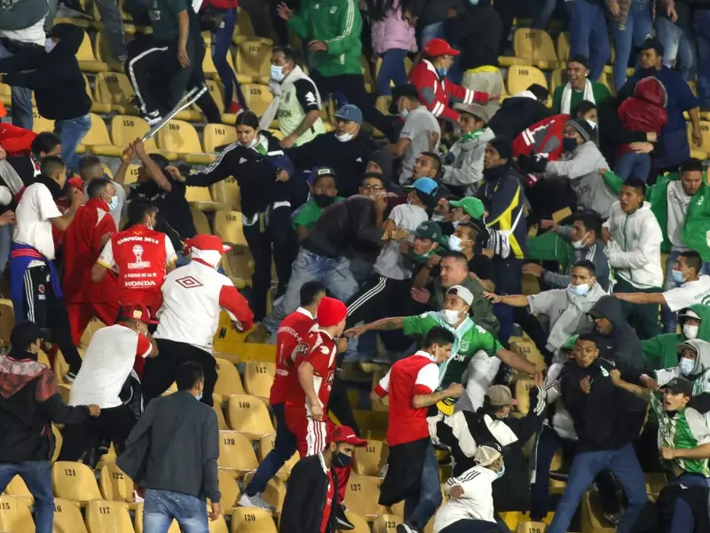 Pelea entre hinchas de Nacional y Santa Fe en El Campín