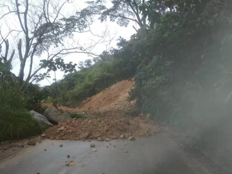 Lugar del derrumbe en la vía Hatillo-Cisneros.
