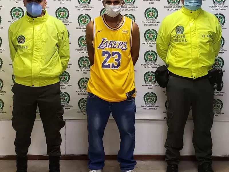 La víctima fue despojada de su ropa hasta dejarlo en interiores y, aunque intentó escapar, fue nuevamente agredido.