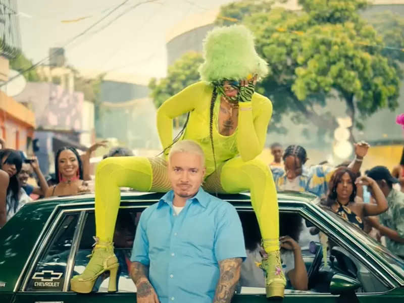 J Balvin en el video oficial de 'Perra'