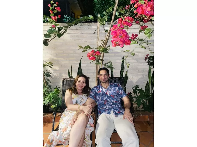 Senadora recibe críticas porque su esposo es 17 años menor