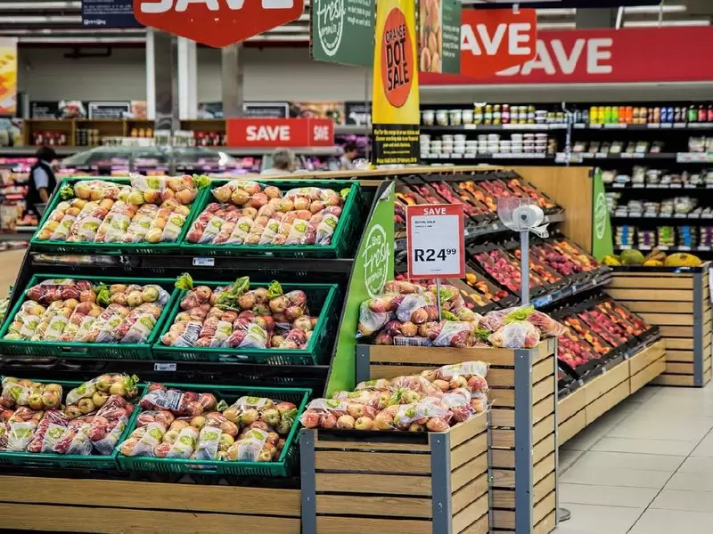 defecó en un refrigerador de un supermercado y una mujer se llevó la peor parte
