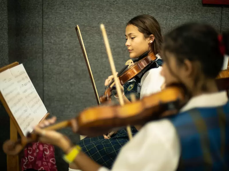 Niños de Medellín los amenazaron con cuchillos para robarle sus instrumentos musicales