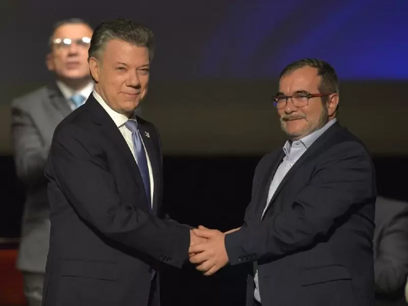 Santos y Timochenko en la firma del acuerdo de paz