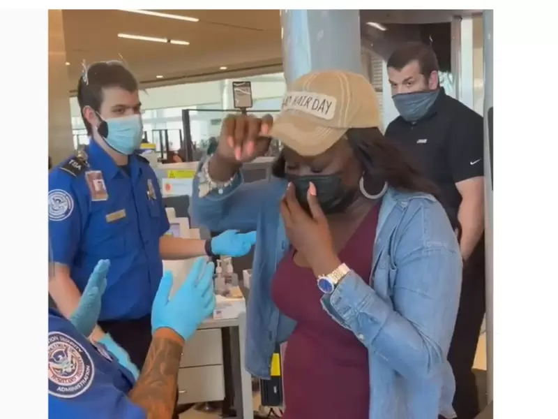 Mujer se quita gorra en requisa y se le va con todo y peluca Mujer se quita gorra en requisa y se le va con todo y peluca