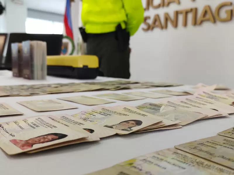 Muchos de estos documentos falsos pueden ser utilizados para favorecer el tráfico de migrantes.