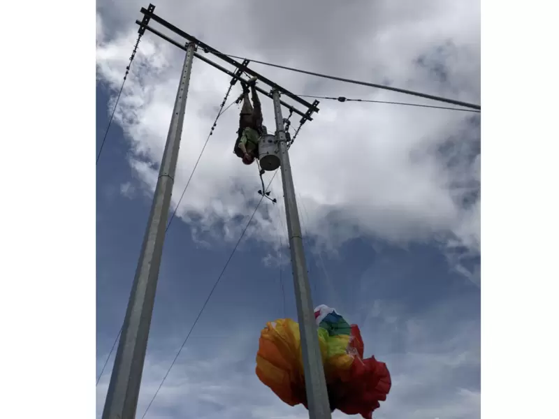 Una persona intentó ayudarle y recibió una descarga eléctrica.