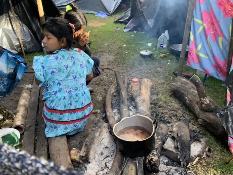 Mujer Embera preparando el desayuno