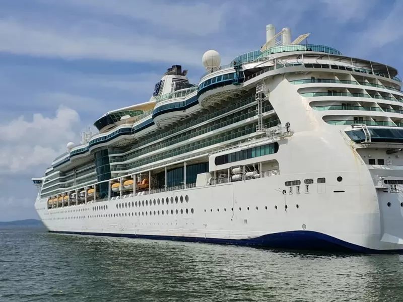 Crucero Serenade of the Seas, operado por Royal Caribbean,