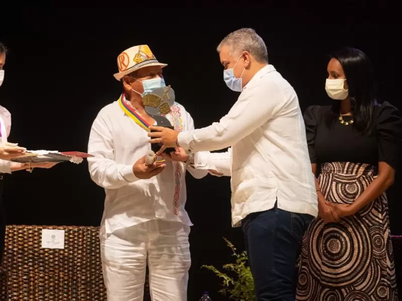 Presidente Ivan Duque entregando condecoración ‘Maestros Mayores de Colombia’ al homenajeado de la edición 54 del Festival Vallenato, Rosendo Romero.
