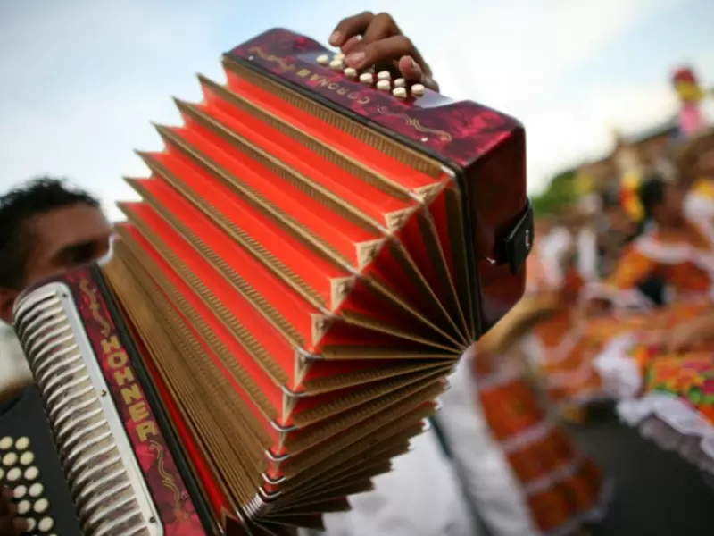 Hombre tocando el acordeón