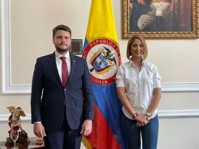 Representante de Juan Guaidó en Colombia, Eduardo Battistini, con la presidenta de la Cámara de Representantes, Jennifer Arias