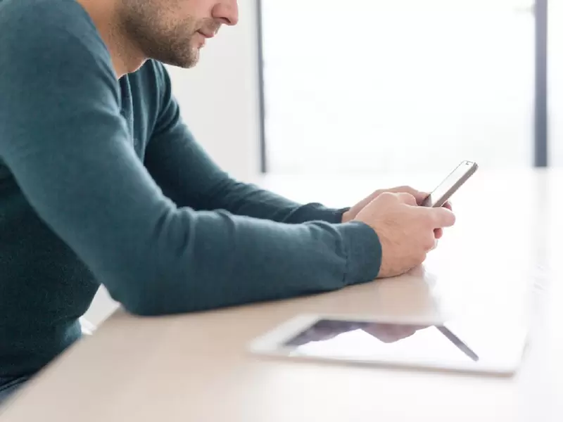 Un hombre en redes sociales