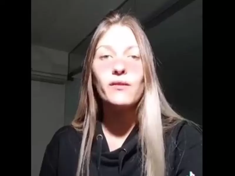 Mujer manifiesta tener problemas por ser linda