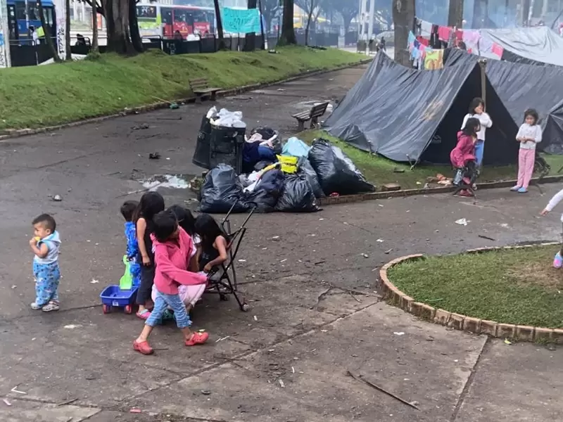 Niños indígenas asentados en el Parque Nacional, Bogotá.