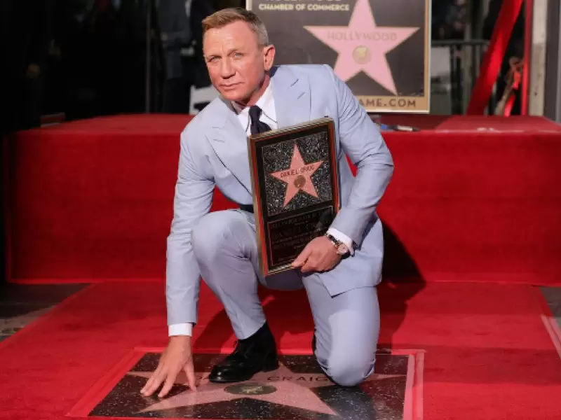 Daniel Craig con su estrella en el Paseo de la Fama