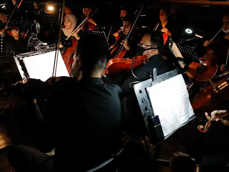 Orquesta tomando la Sinfonía de Beethoven