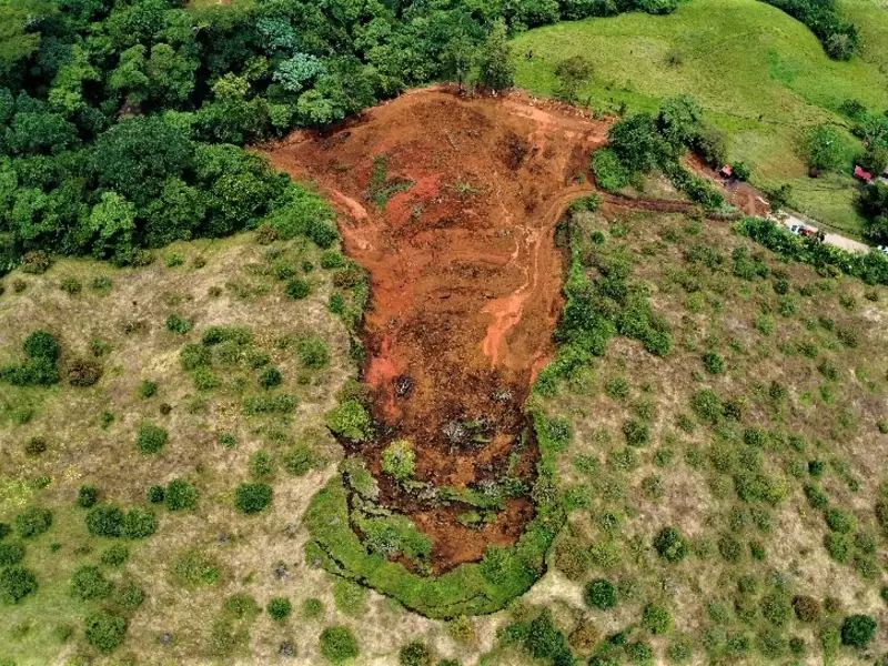 Deslizamiento de tierra en La Porcelana, vía Marsella - Pereira