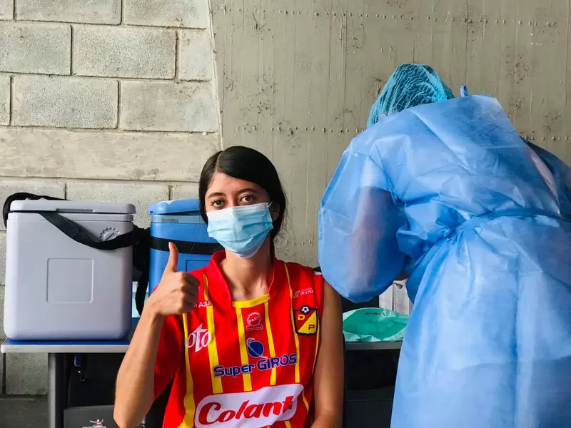 Vacunación en el estadio de Pereira