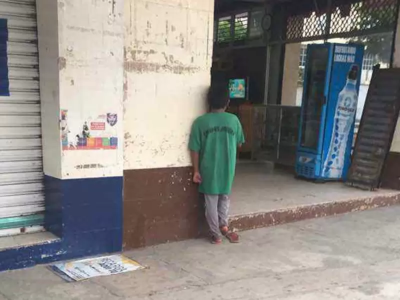 Niño viendo televisión en tienda Niño no tiene televisión en casa y la ve en una tienda
