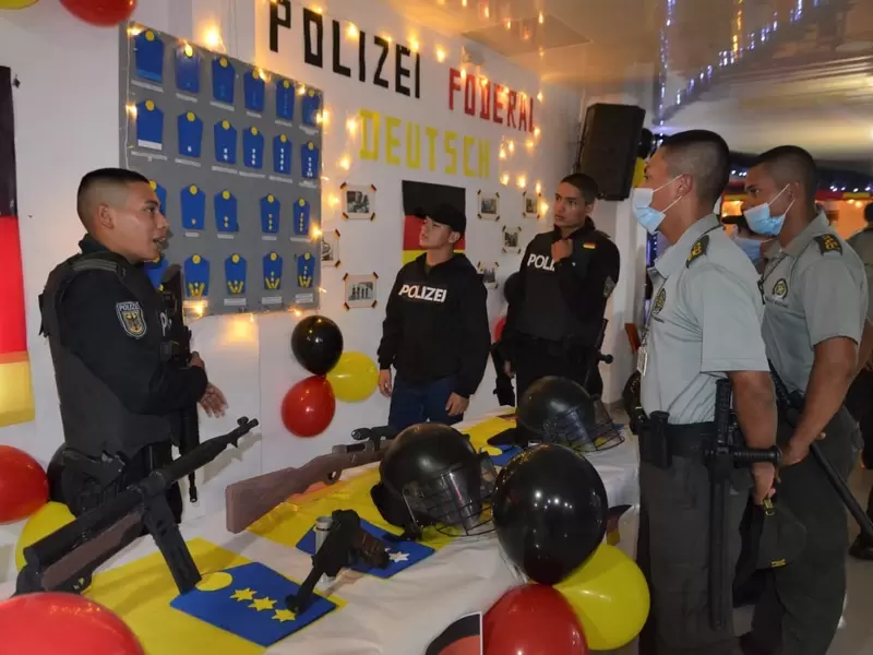 Policías y alusión a Hitler en Tuluá Policías y alusión a Hitler en Tuluá