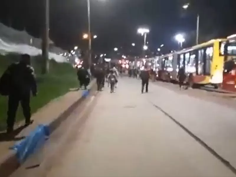 Bloqueos y enfrentamientos en Usme: cientos de personas caminan para llegar a sus destinos Bloqueos y enfrentamientos en Usme: cientos de personas caminan para llegar a sus destinos