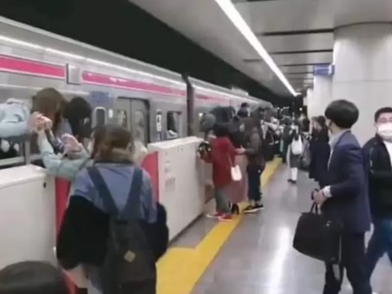 Personas huyen en del metro de Tokio tras ataque de hombre vestido de 'Guasón'.