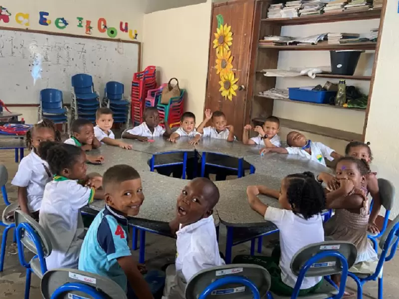 Postobón y Cancillería entregan mobiliario escolar