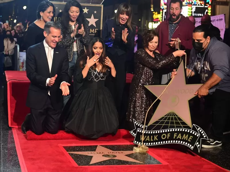 Salma Hayek develó su estrella en el Paseo de la Fama