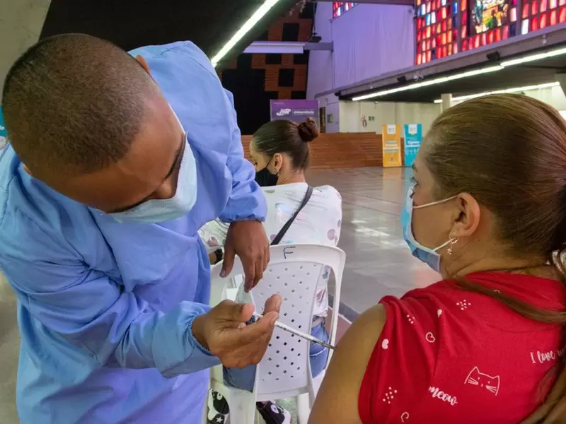 Vacunación contra el coronavirus en Medellín.