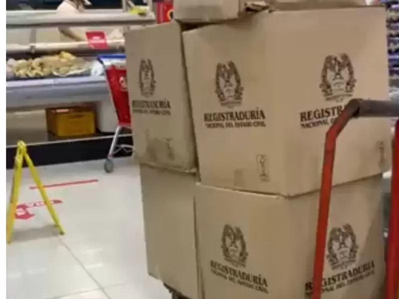 Cajas de la Registraduría que aparecieron en el Olímpica Cajas de la Registraduría que aparecieron en el Olímpica